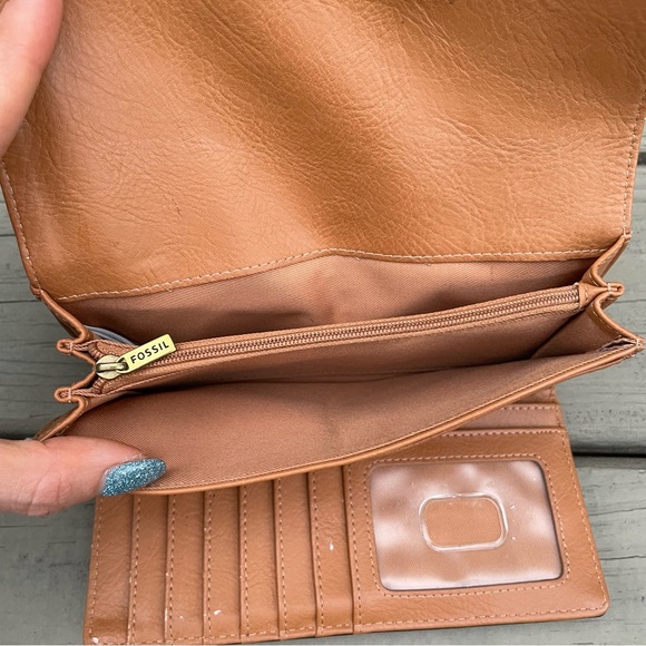 Fossil Logan Leather RFID Flap Clutch Wallet in black and white hearts pattern - Picture 12 of 14